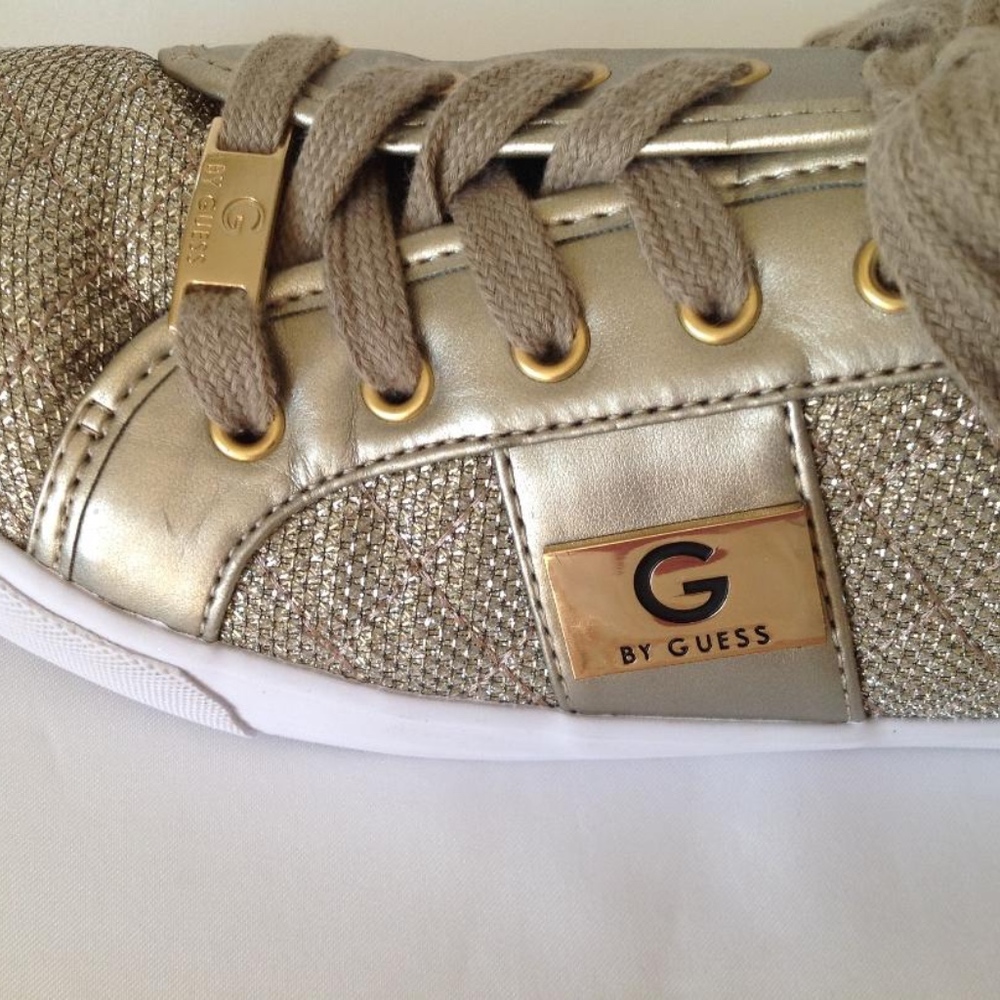 💲SALE💲 Host Pick!! Guess Gold Quilted Lace Up Backer Sneakers Sz 8.5 - Picture 6 of 8